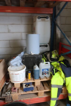 Pallereoler med indhold også trillebør,vinduer og det foran