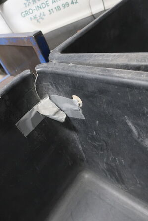 3 stk. plastikspande, 8 paller og kasse