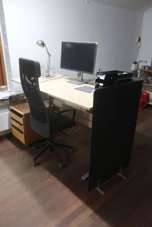 El. hæve/sænkebord, kontorstol, skærm, lampe