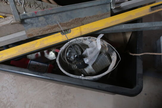 Bajle med indhol af skovle, værktøj m.m.