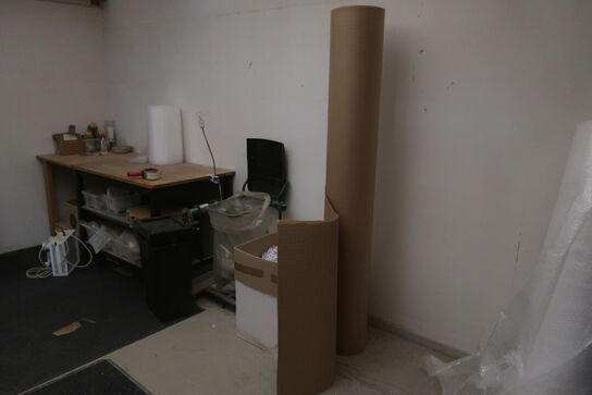 Pakkebord med indhold m.m.