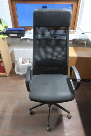 El. hæve/sænkebord, kontorstol, skærm, lampe