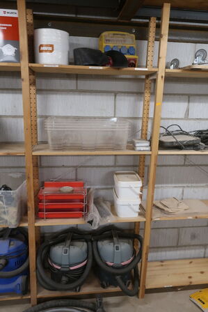 Reoler med indhold, støvsuger, maling, værktøj m.m.