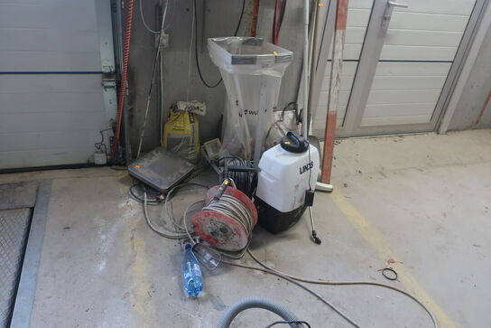 Sprøjte,kabeltromler, vægt, skovl m..m.