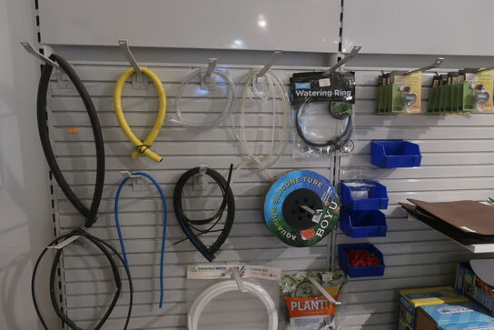 Reol med div, slanger, vandfilter, m.m.