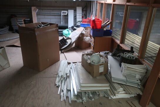 Tøm loftrum for blæser, inventar, lamper m.m.