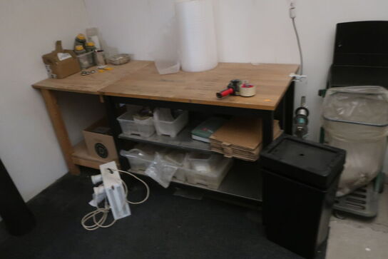 Pakkebord med indhold m.m.