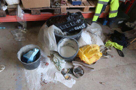 Pallereoler med indhold også trillebør,vinduer og det foran