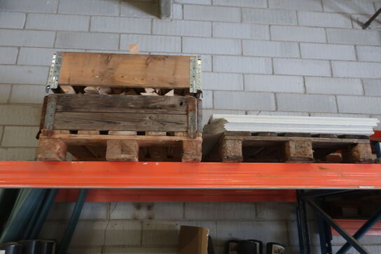 Pallereoler med indhold også trillebør,vinduer og det foran