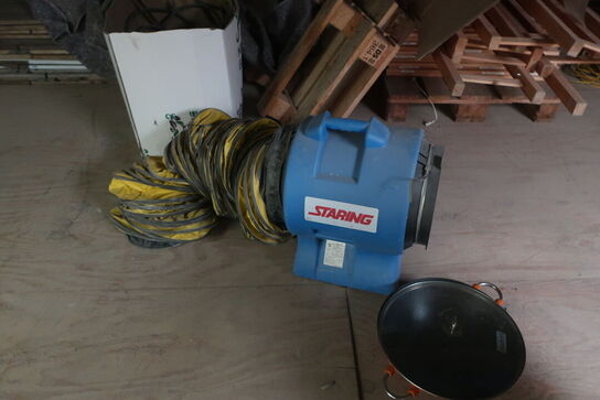 Tøm loftrum for blæser, inventar, lamper m.m.