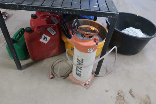 Bord, dunke, sprøjter, spande m.m.