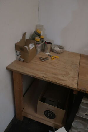 Pakkebord med indhold m.m.