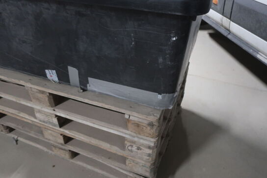 3 stk. plastikspande, 8 paller og kasse