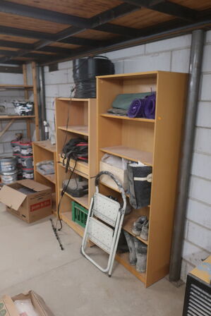 Reoler med indhold, støvsuger, maling, værktøj m.m.