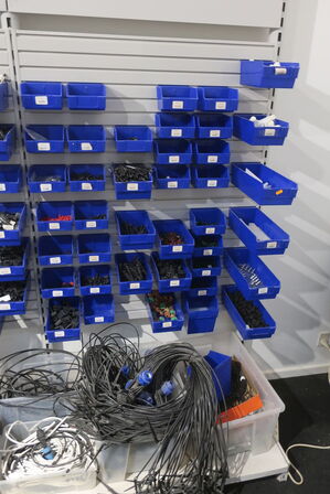 Reol med div, slanger, vandfilter, m.m.