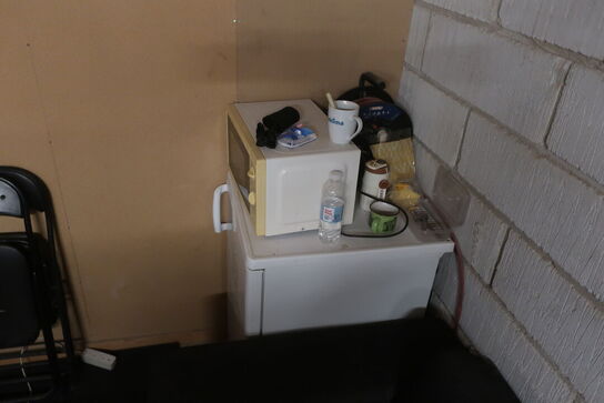 Sofa, køleskab, stålreoler, bord, microovn og stole