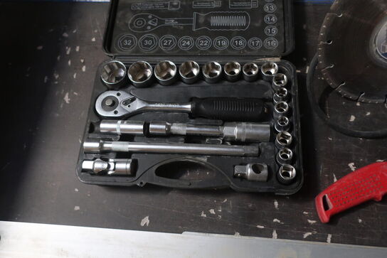 Vinkelsliber MAKITA GA9020R, topnøglesæt, hansker, vinkel og målebånd