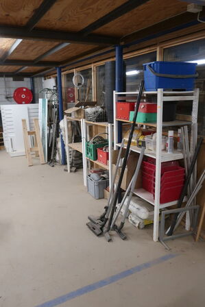 Reoler med indhold, støvsuger, maling, værktøj m.m.