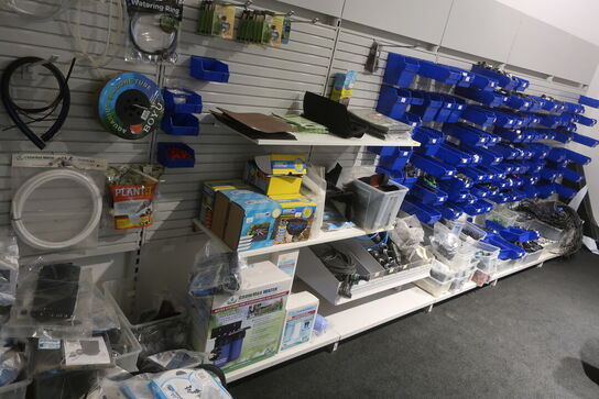 Reol med div, slanger, vandfilter, m.m.