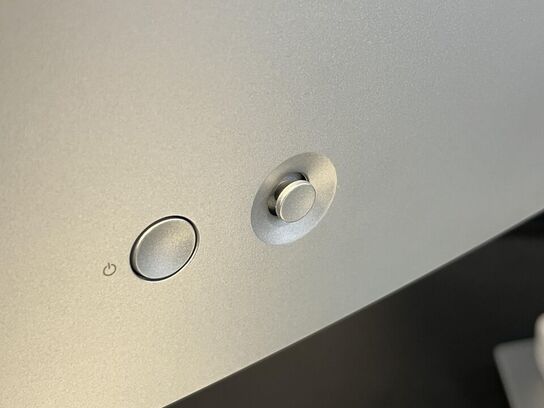 1. Stk. Skærm og diverse kontor udstyr