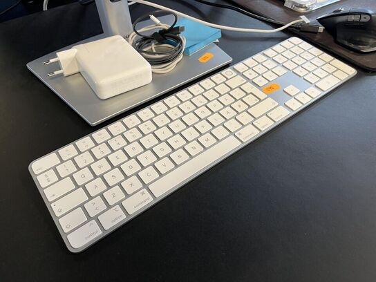 1. Stk. Skærm og diverse kontor udstyr