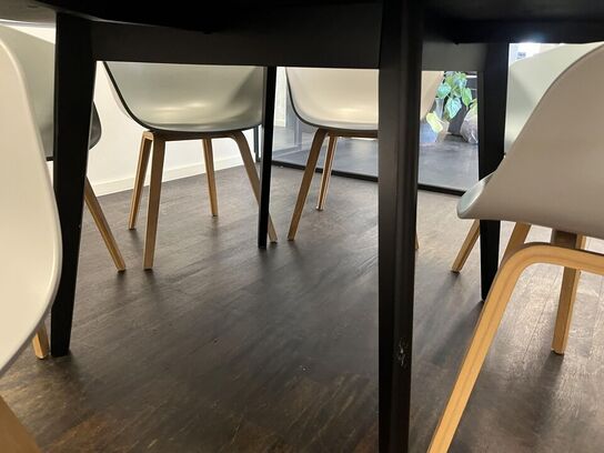 Rundt mødebord m. 6. Stk. HAY Skål stole