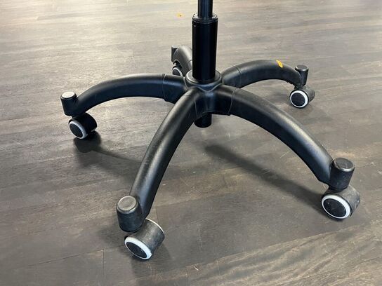 1. Stk. Skærm og et sæt højtaler samt diverse kontor udstyr med kontor stol