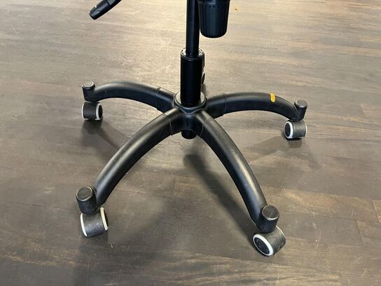 1. Stk. Skærm og et sæt højtaler samt diverse kontor udstyr med kontor stol