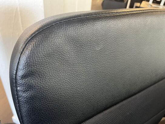 2. Stk. Kontor stole og 1. Stk. Skammel