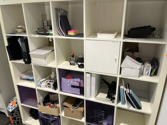 Hylder med diverse kontor artikler