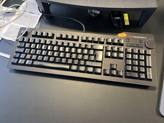 1. Stk. Skærm og diverse kontor udstyr