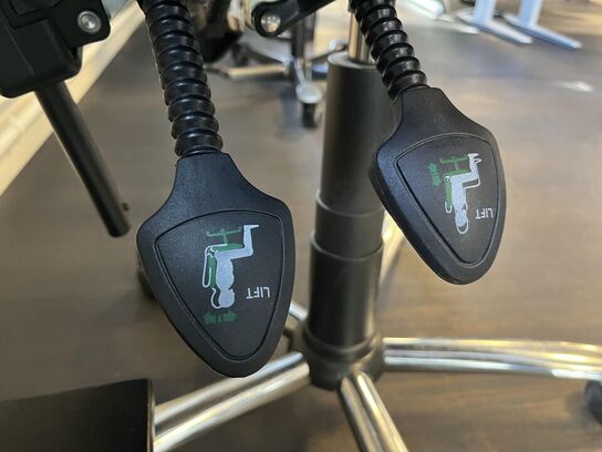 2. Stk. Kontor stole og 1. Stk. Skammel