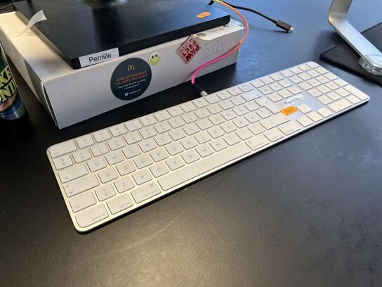 1. Stk. Skærm og diverse kontor udstyr