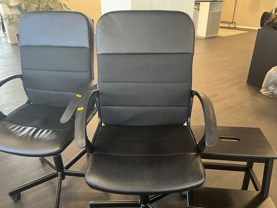 2. Stk. Kontor stole og 1. Stk. Skammel