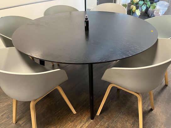 Rundt mødebord m. 6. Stk. HAY Skål stole