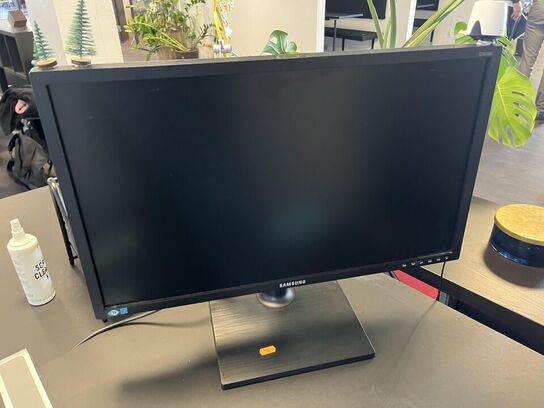 1. Stk. Skærm og diverse kontor udstyr