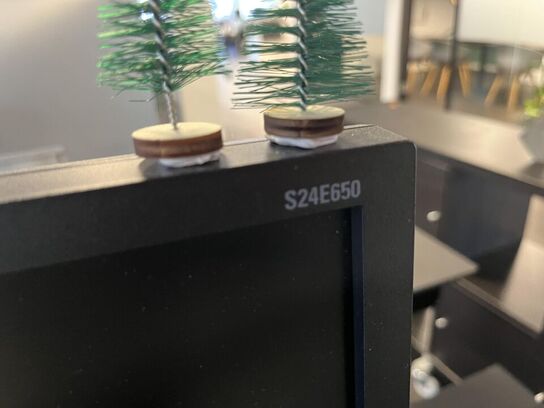 1. Stk. Skærm og diverse kontor udstyr