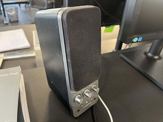 1. Stk. Skærm og et sæt højtaler samt diverse kontor udstyr med kontor stol