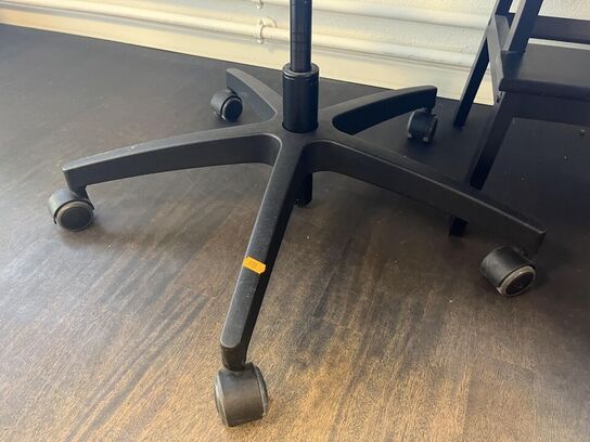 2. Stk. Kontor stole og 1. Stk. Skammel