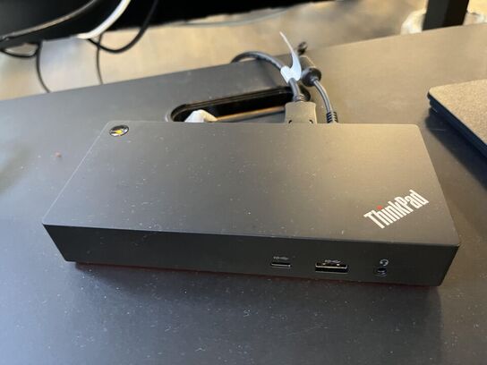 1. Stk. Skærm og diverse kontor udstyr