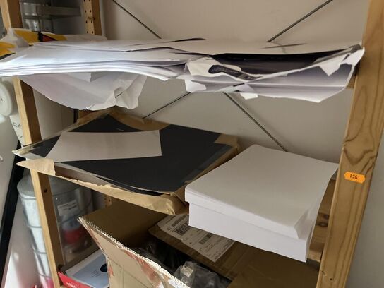 Hylder med diverse kontor artikler