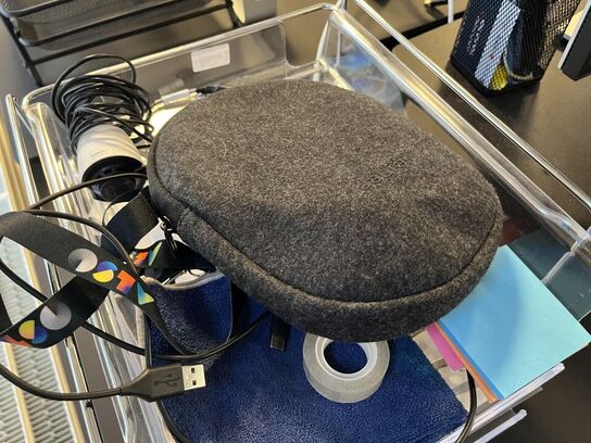 1. Stk. Skærm og diverse kontor udstyr