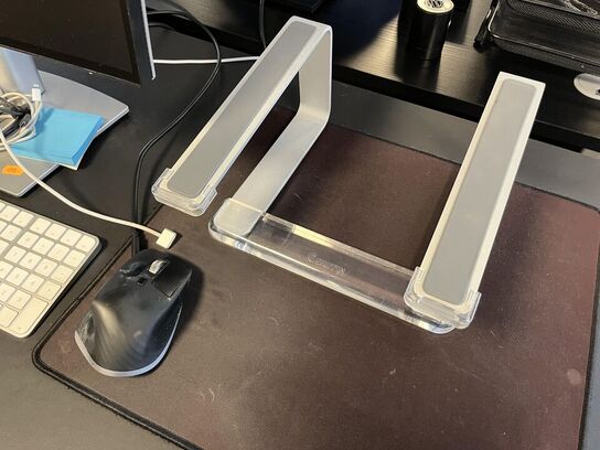 1. Stk. Skærm og diverse kontor udstyr