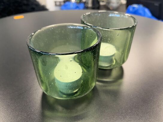 Cafe bord med 2. Stk. HAY stole og et skin