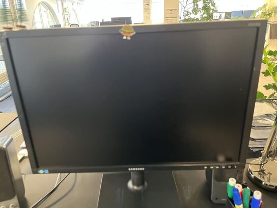 1. Stk. Skærm og et sæt højtaler samt diverse kontor udstyr med kontor stol