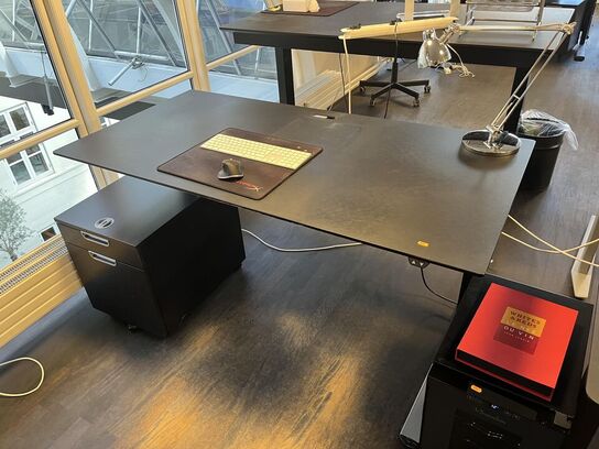 Hæve sænkebord m. Indhold 