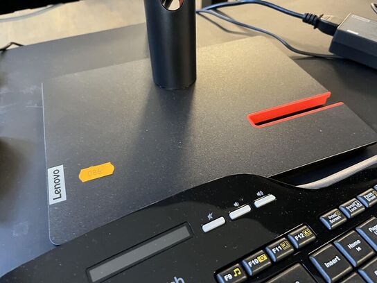 1. Stk. Skærm og diverse kontor udstyr