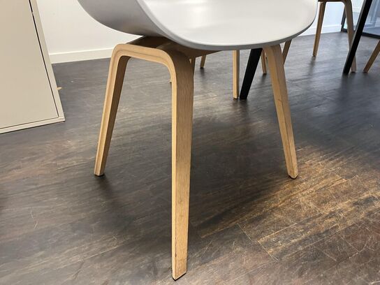 Rundt mødebord m. 6. Stk. HAY Skål stole