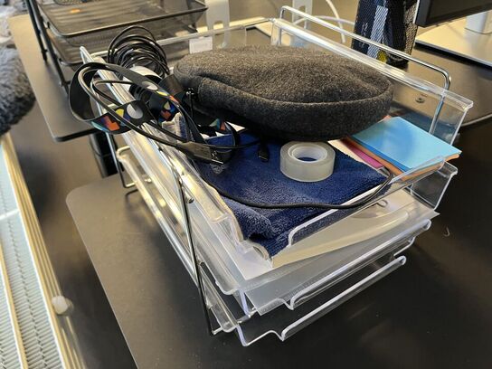 1. Stk. Skærm og diverse kontor udstyr