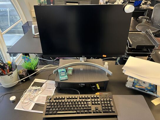 1. Stk. Skærm og diverse kontor udstyr